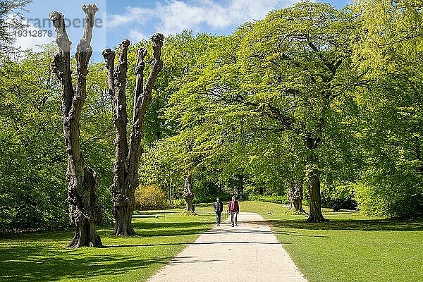Kopenhagen  Dänemark  07. Mai 2022: Menschen genießen einen sonnigen Tag in den Frederiksberg Gärten während des Frühlings  Europa