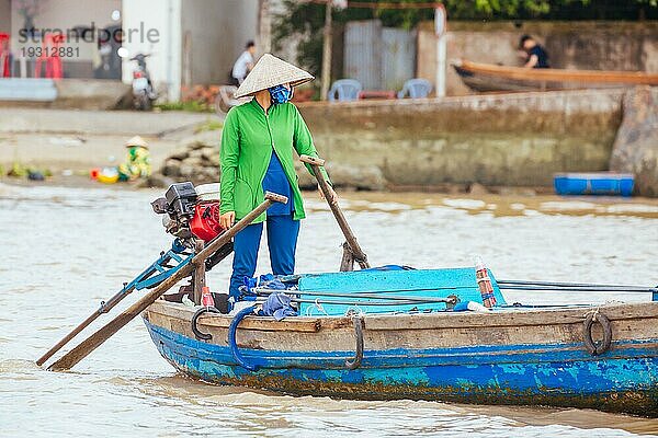 Mekongdelta Vietnam  28. September 2018: Nicht identifizierte vietnamesische Person  die mit einem Boot unterwegs ist  während sie ihrer Arbeit auf dem Mekongfluss in Vietnam nachgeht