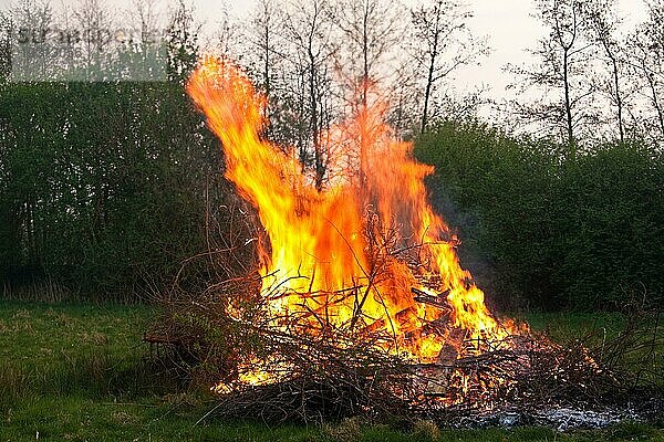 Osterfeuer in Ostfriesland  Osterfeuer in Norddeutschland