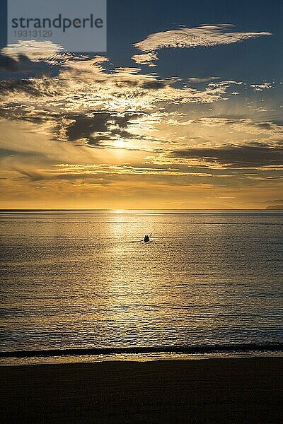 Silhouette eines Kajaks bei Sonnenaufgang im Abel Tasman National Park  Neuseeland  Ozeanien