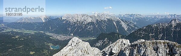 Luftaufnahme  Alpenpanorama  Wanderer am Gipfelkreuz  Westliche Wettersteinspitze  Wettersteingebirge  Bayern  Deutschland  Europa