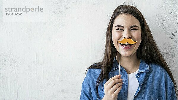 Portrait glückliche Frau lachend mit Schnurrbart