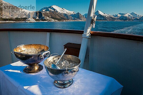 Zwei Metallschalen mit Eiswürfeln stehen auf einem Tisch an Deck eines Kreuzfahrtschiffs für die traditionelle rituelle Zeremonie des Überquerens der Linie