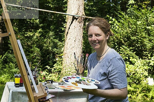 Frau beim Malen im Garten  woman is painting in garden