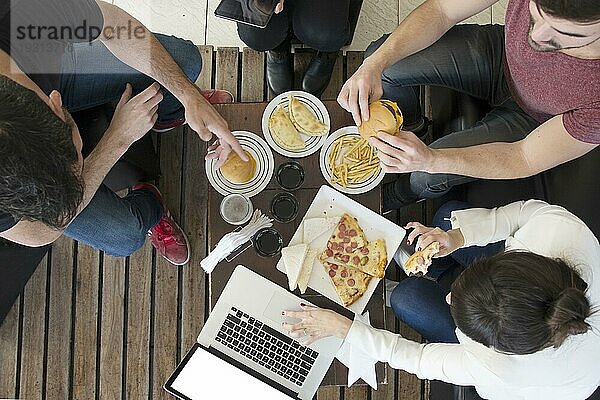 Overhead Ansicht weiblich mit Laptop mit seinen Freunden genießen Snack Restaurant