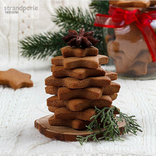 Hausgemachte Weihnachtsplätzchen auf weißem gestrickten Hintergrund  Kopierraum