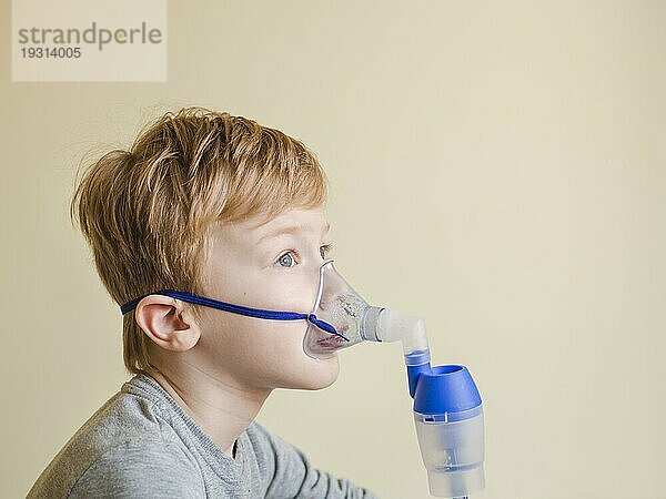 Hochformatiger Junge mit Sauerstoffmaske