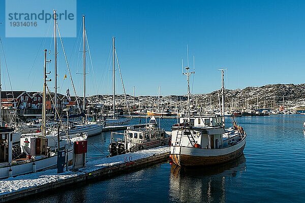 Im Hafen von Bodø liegende Schiffe und Boote an einem klaren Wintertag