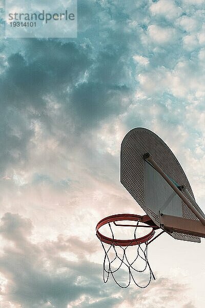 Niedriger Winkel Ansicht Basketballkorb gegen bewölkten Himmel