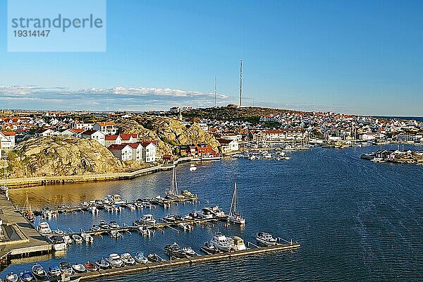 Aussicht über Schären und Boote  kleiner Hafen  klarer Herbsttag in Kungshamm  Bohuslän  Schweden  Europa