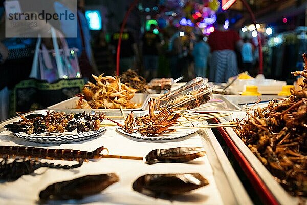 Eine Auswahl an Insekten  die in der Khao San Road in Bangkok  Thailand  zum Verzehr angeboten werden  Asien