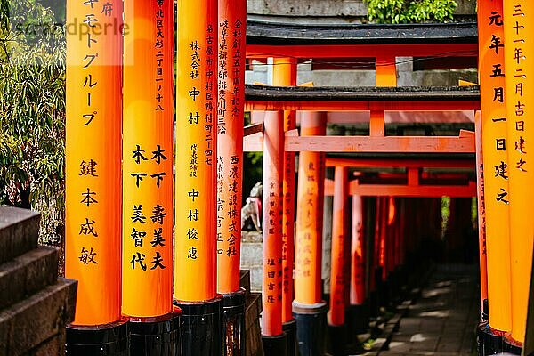 Rotes Tori Tor am Fushimi Inari Schrein in Kyoto  Japan. Eine der größten Touristenattraktionen Japans