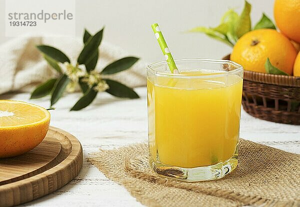Vorderansicht gesunder hausgemachter Orangensaft