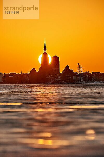 Silhouette der Stadt Stralsund mit Sonnenuntergang