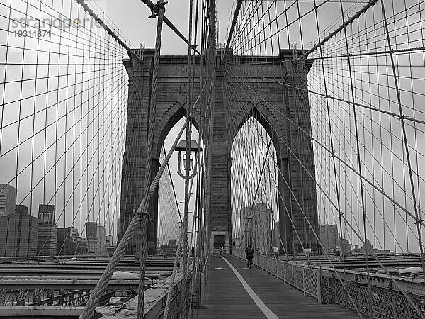 Brooklyn Bridge in schwarz-weiß  New York City