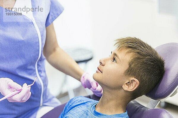 Nahaufnahme Kind Patient lehnt Zahnarztstuhl Klinik
