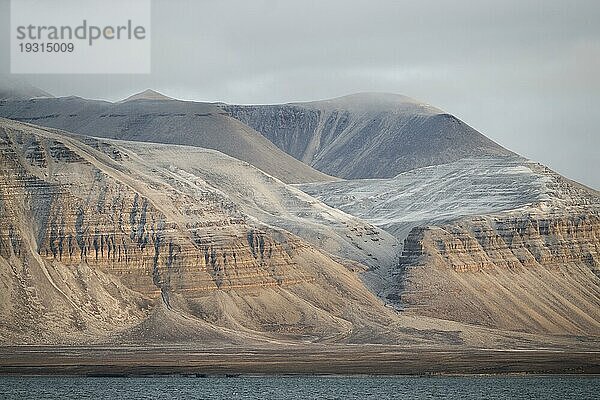 Neuschnee auf Berghängen  Isfjord  Insel Spitzbergen  Spitzbergen Inselgruppe  Svalbard  Norwegen  Europa