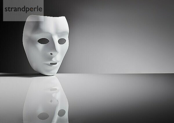 Weiße Kunststoffmaske auf reflektierender Oberfläche