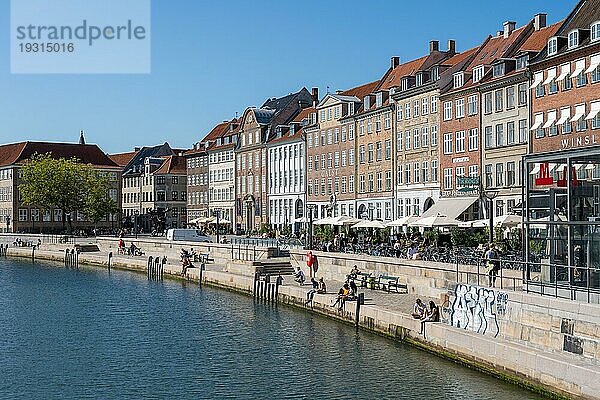 Kopenhagen  Dänemark  2. September 2021: Menschen genießen einen sonnigen Tag am Slotsholmen Kanal und der Straße Gammel Strand  Europa