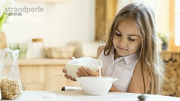 Vorderansicht junges Mädchen ißt Müsli Frühstück