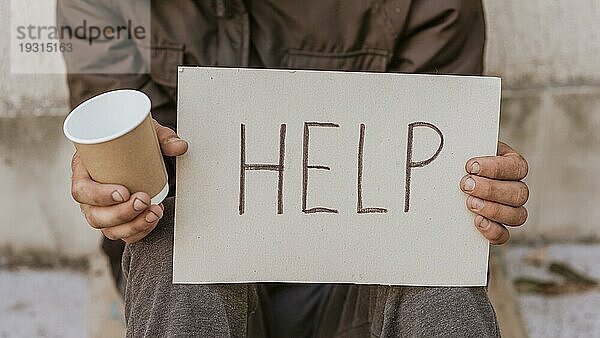 Vorderansicht Obdachloser mit Hilfezeichen Tasse