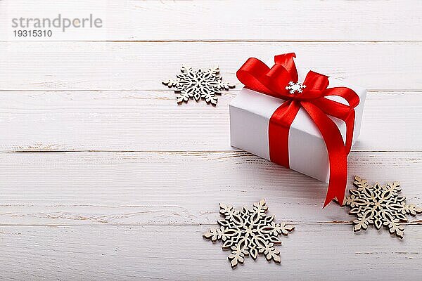 Weihnachten weißen Geschenkbox mit rotem Band rustikalen hölzernen Hintergrund.skandinavischen Stil selektiven Fokus