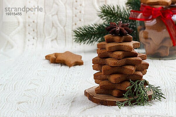 Hausgemachte Weihnachtsplätzchen auf weißem gestrickten Hintergrund  Kopierraum