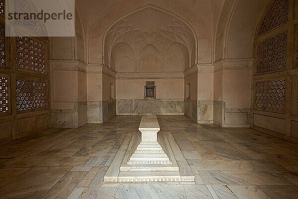 Falsches Grab des Kindes von Akbar am Grabmal von Akbar dem Großen in Agra an einem bedeckten Tag