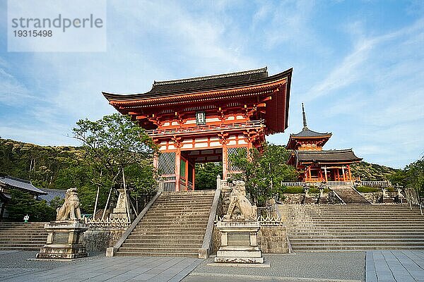 Der kultige Kiyomizu dera Tempel und die Aussicht auf die Berge an einem sonnigen Frühlingstag in Kyoto  Japan  Asien