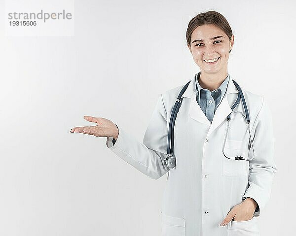 Frontansicht Arzt mit Stethoskop lächelnd