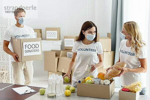 Freiwilliger Helfer bei der Lebensmittelspende