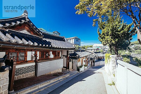 SEOUL  18. AUGUST: Bukchon Hanok Village ist ein traditionelles koreanisches Dorf in der Nähe des Gyeongbok Palastes im Jahr 2018  Seoul  Südkorea  Asien