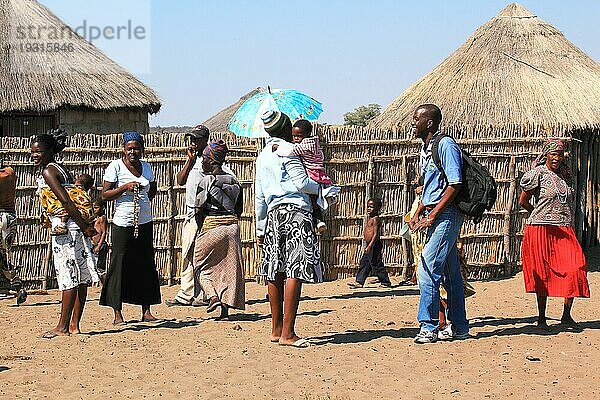 Gruppe Menschen am afrikanischen Dorf  Botswana  Afrika