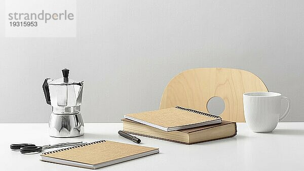 Vorderansicht Tisch mit Notebooks Wasserkocher