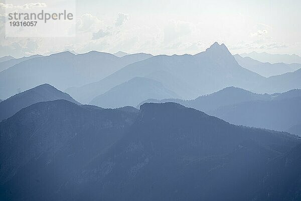 Abendstimmung  Silhouetten  Dramatische Berglandschaft  Tirol  Österreich  Europa