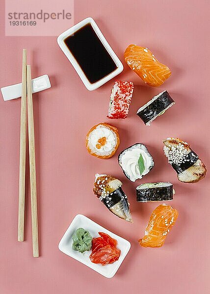 Flachgelegte traditionelle japanische Sushi Mischung