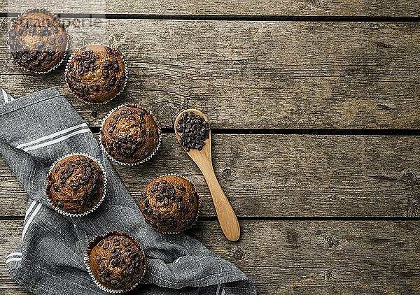 Draufsicht köstliche Anordnung Muffins hölzernen Hintergrund