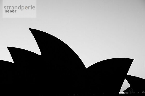 Sydney  Australien  21. August 2009: Das Opernhaus von Sydney erhebt sich als Silhouette vor einem strahlenden Wintersonnenaufgang  Ozeanien