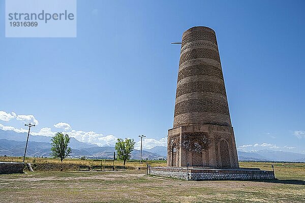 Burana Turm  Reste des Karakhanid Minarett  histroische antike Stadt Balasagun an der Seidenstraße  Balbals  historische Grabsteine in Form von menschlichen Gesichtern  bei Tokmok  Chuy  Kirgistan  Asien