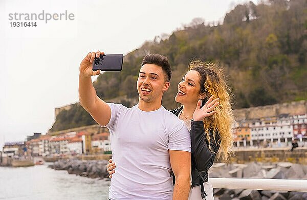 Lebensstil eines kaukasischen Paares beim Sightseeing im Urlaub  am Meer beim Fotografieren