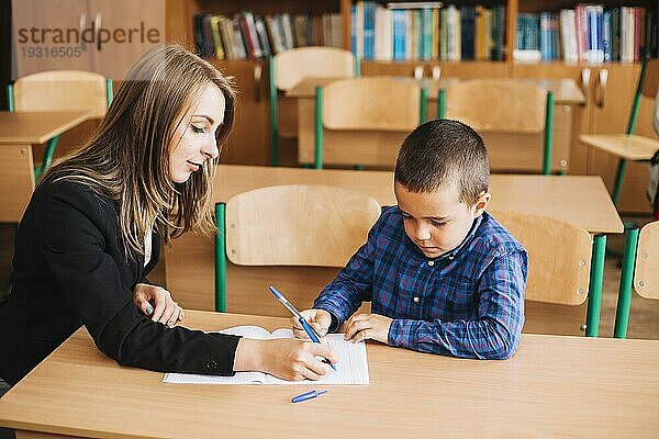 Lehrer hilft Schüler