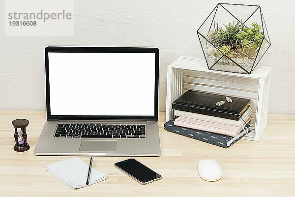 Laptop mit Notebooks Holztisch