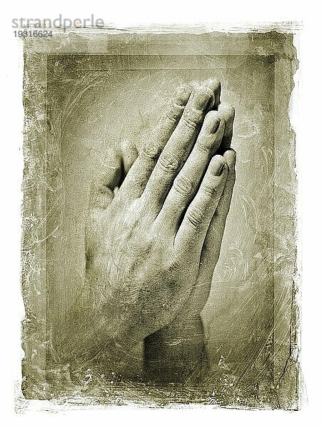 Körniges und fleckiges Bild von zum Gebet gefalteten Händen