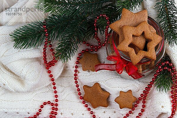 Hausgemachte Weihnachtsplätzchen auf weißem gestrickten Hintergrund  Kopierraum