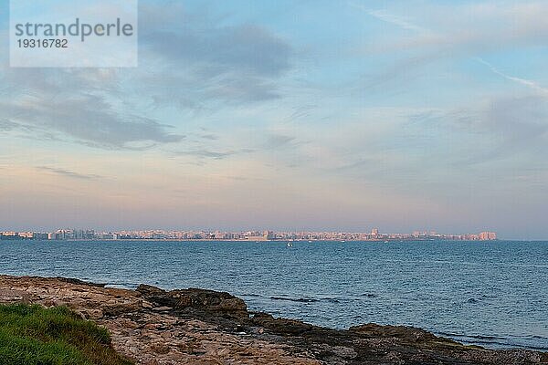 Blick auf die Küstenstadt Torrevieja von Cala Ferris bei Sonnenuntergang  Alicante  Valencianische Gemeinschaft. Spanien  Mittelmeer