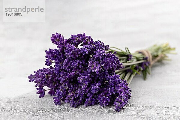 Blumenstrauß aus Lavendel auf dem grauen Stein Hintergrund Kopie Raum