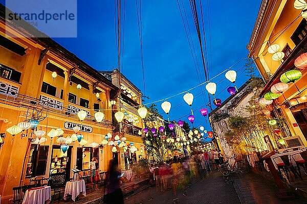 HOI AN  VIETNAM  21. SEPTEMBER 2018: Traditionelle Gebäude bei Nacht mit Laternen in der UNESCO Kulturerbestadt Hoi An in der Provinz Quang Nam in Vietnam