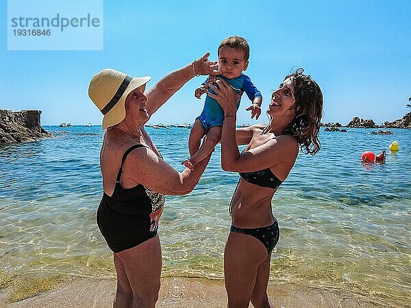 Eine Familie vergnügt sich im Sommer in Cala Canyet in der Nähe der Stadt Tossa de Mar. Girona  Costa Brava im Mittelmeer