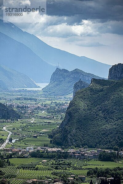 Blick ins Sarcatal Richtung Gardasee mit Felsen des Castello di Arco  Gardaseeberge  Arco  Trentino-Südtirol  Italien  Europa