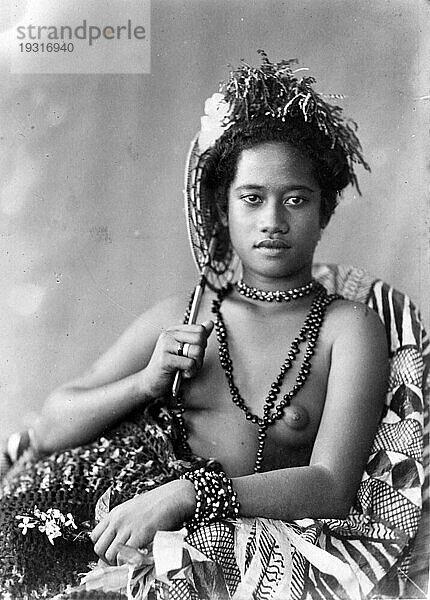 Junge Frau aus Samoa  mit Halskette  um 1890  Historisch  digital restaurierte Reproduktion von einer Vorlage aus der damaligen Zeit